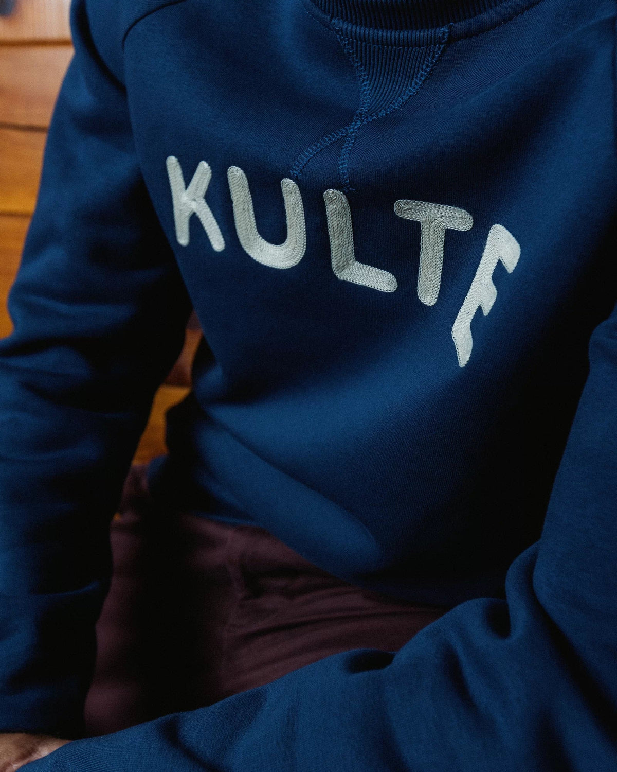 Sweat Rounded Bleu Marine KULTE, porté