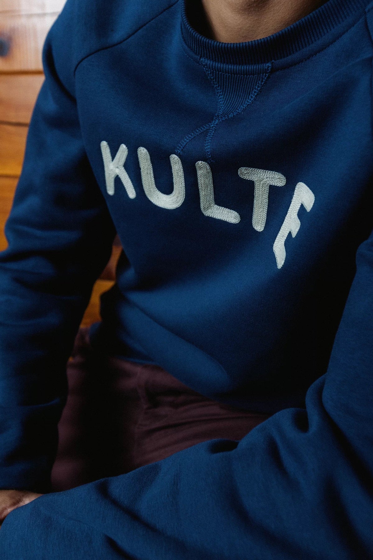 Sweat Rounded Bleu Marine KULTE, porté