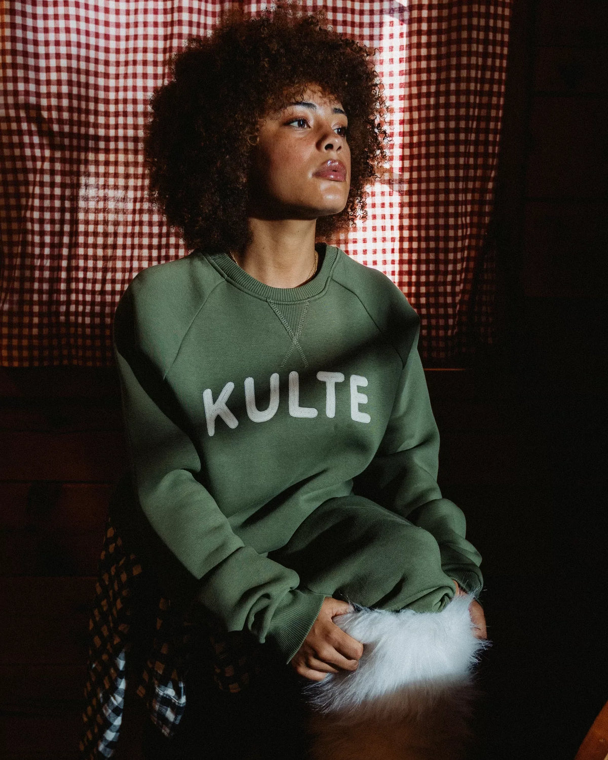 Sweat Rounded Kaki KULTE, porté
