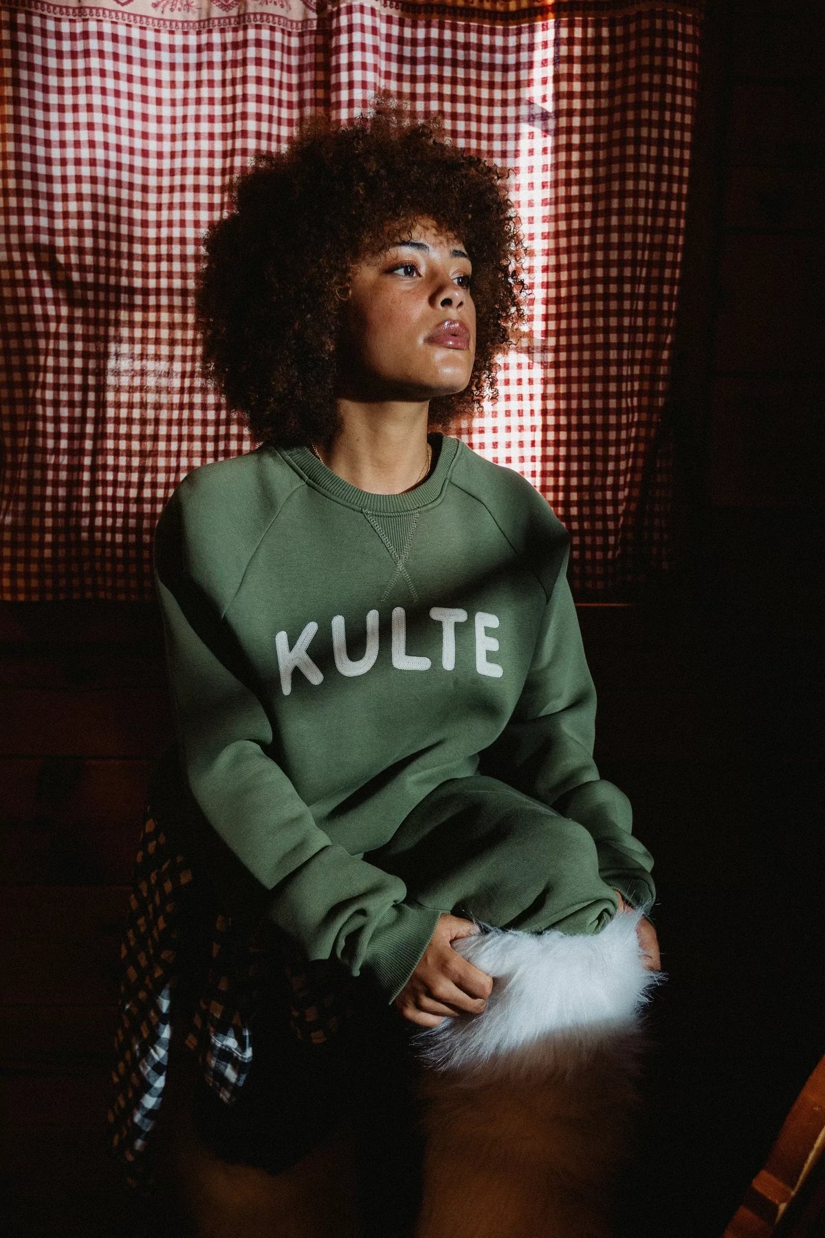 Sweat Rounded Kaki KULTE, porté