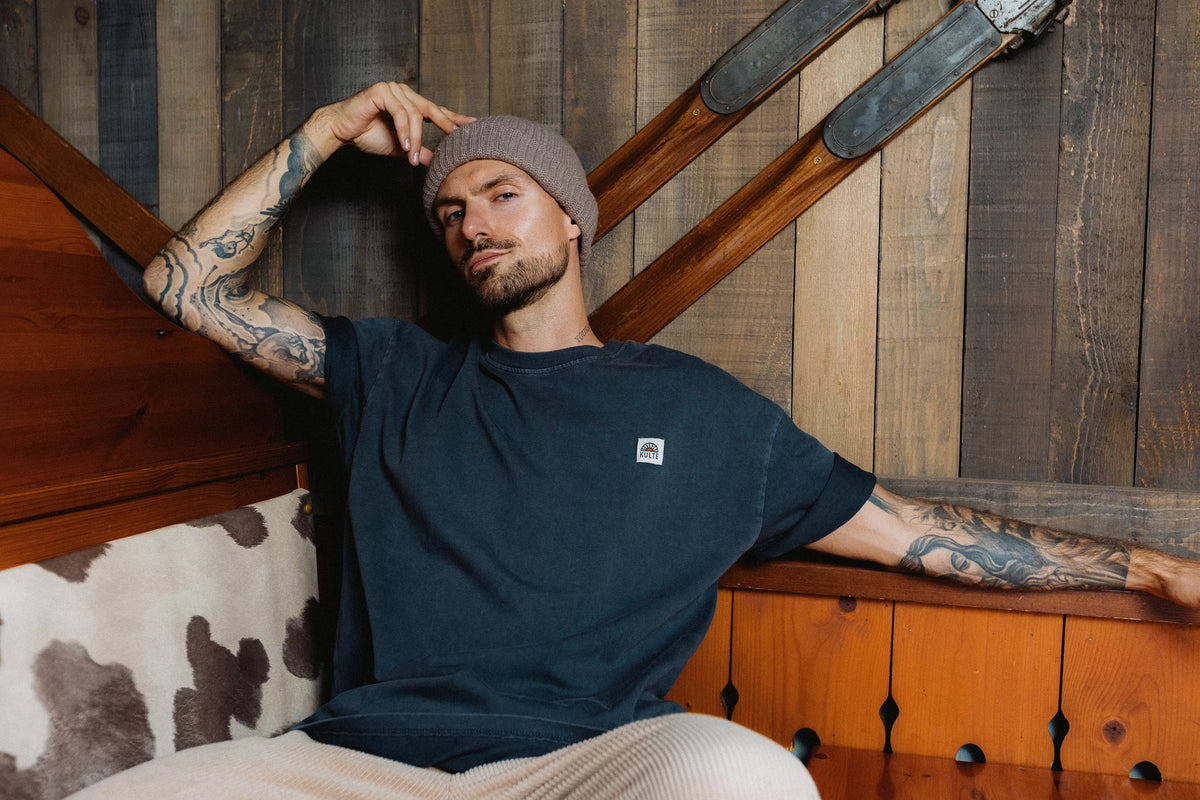 T-shirt Oversize Picto Anthracite KULTE, porté avec Bonnet Tag Brick Dusty Marron, Pant Velours Beige