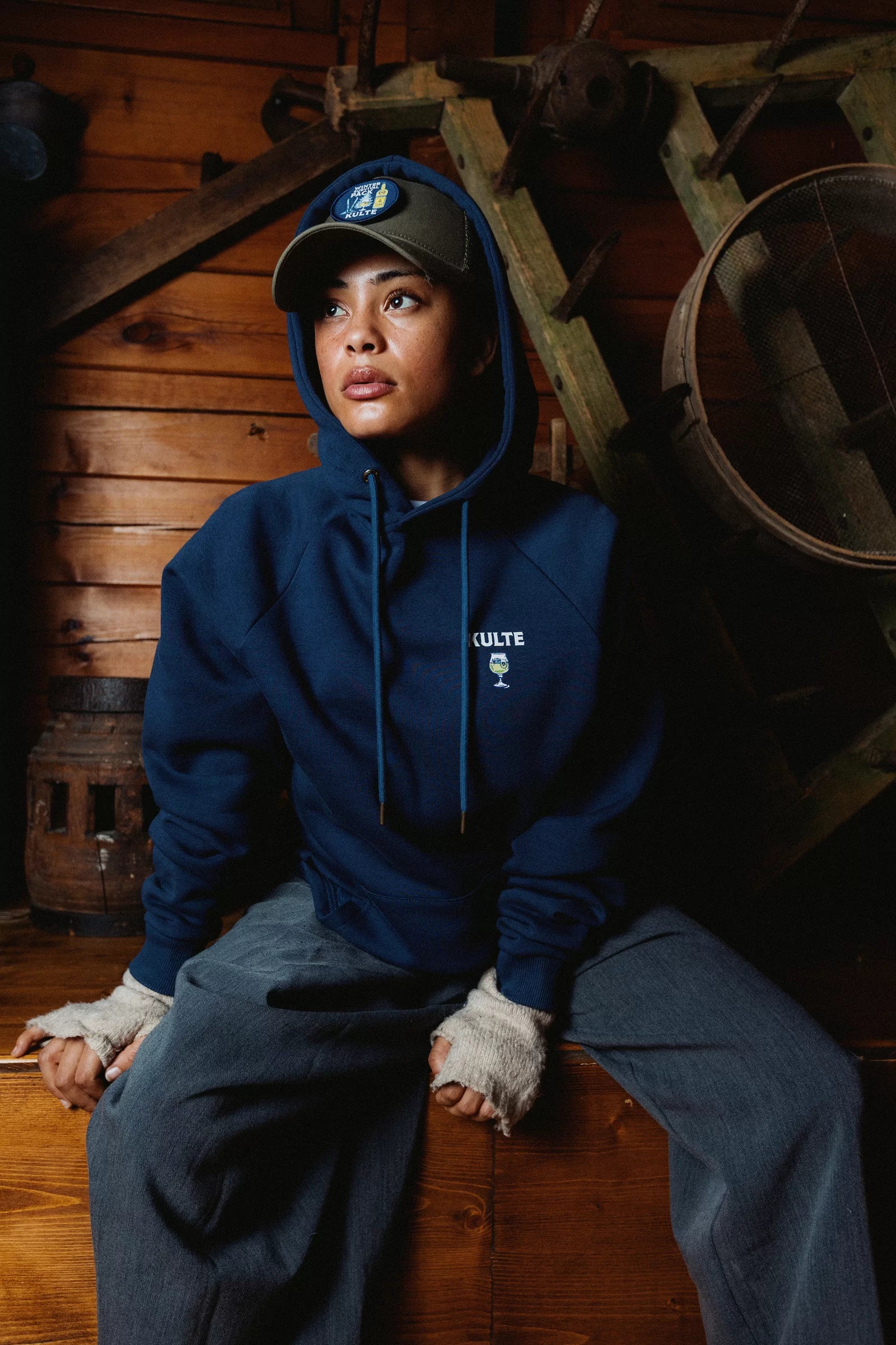 Sweat-shirt à Capuche Winter Pack Bleu Marine KULTE, porté