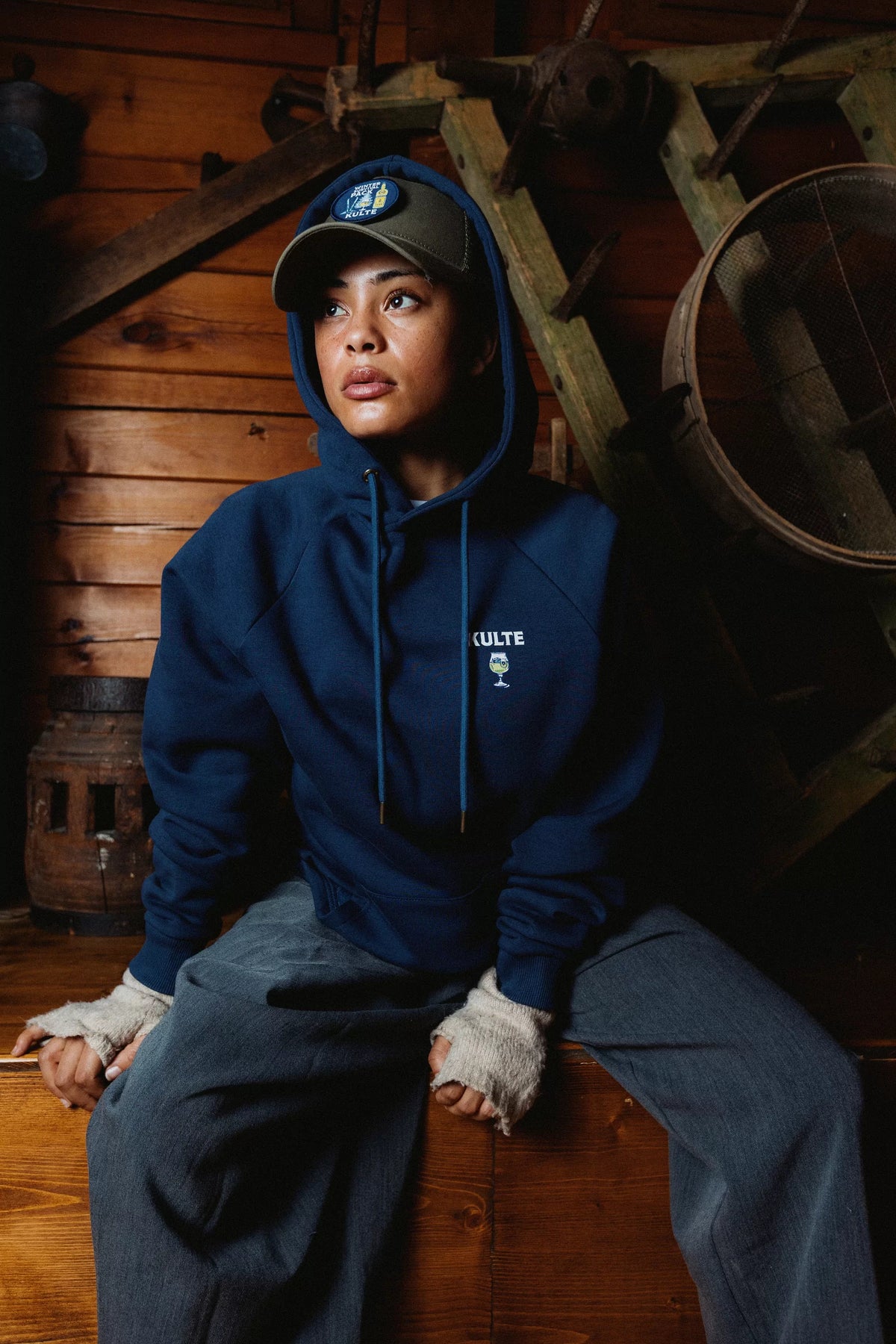 Sweat-shirt à Capuche Winter Pack Bleu Marine KULTE, porté