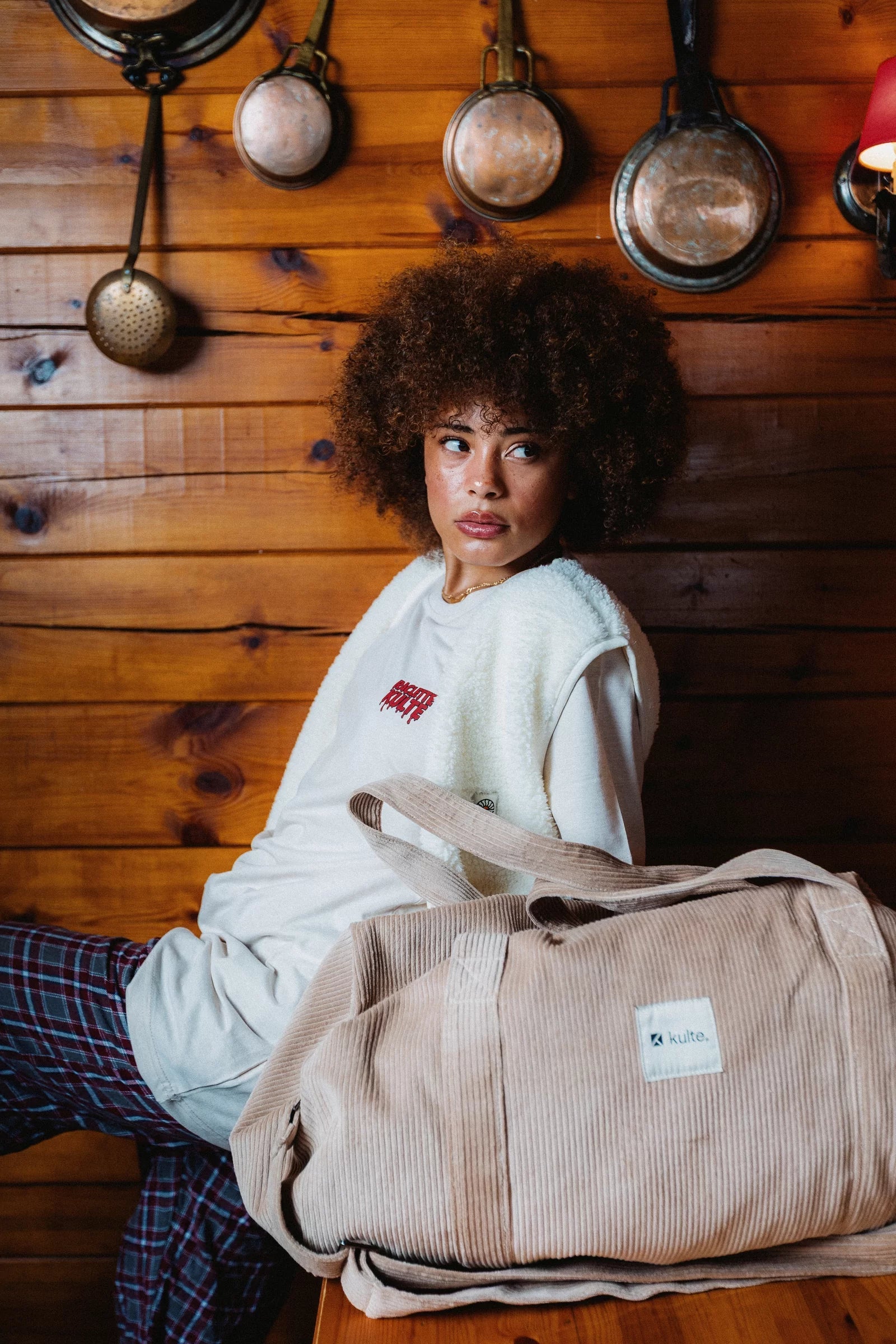Sac Bart Velours Beige KULTE, porté