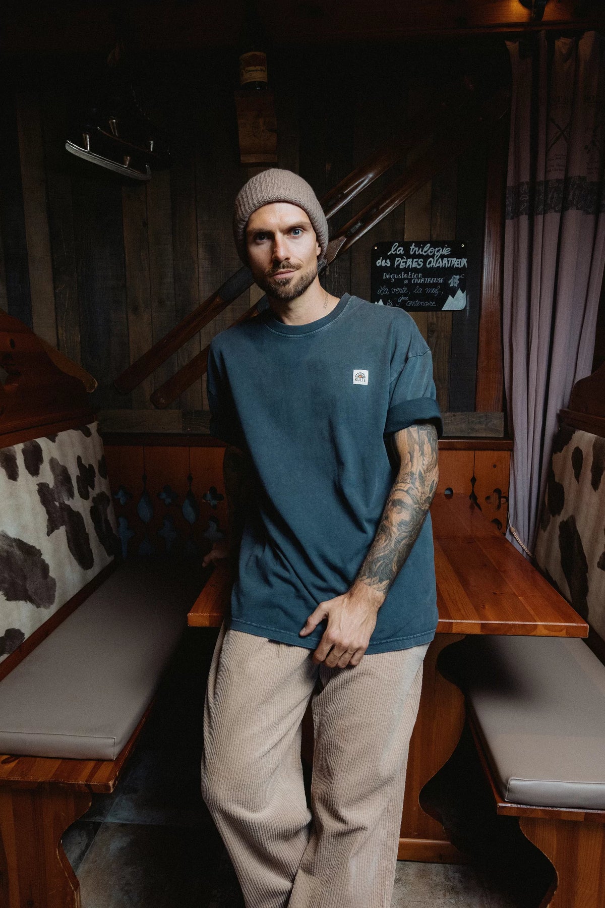 T-shirt Oversize Picto Anthracite KULTE, worn with Tag Beanie Brick Dusty Brown, Corduroy Pants Beige