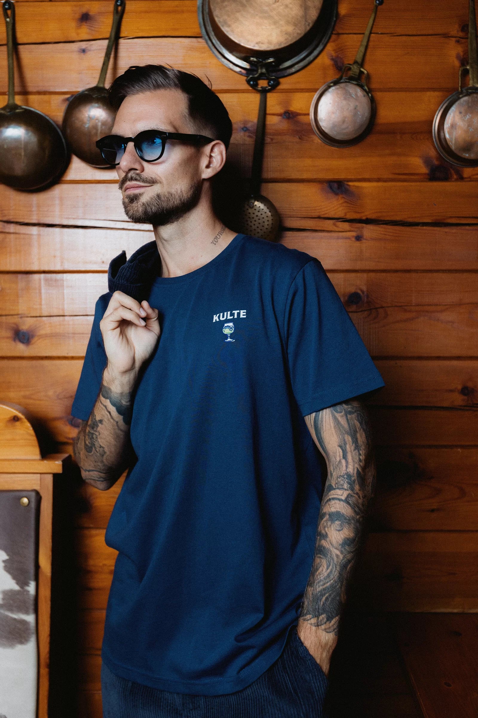 T-shirt Winter Pack Bleu Marine KULTE, porté