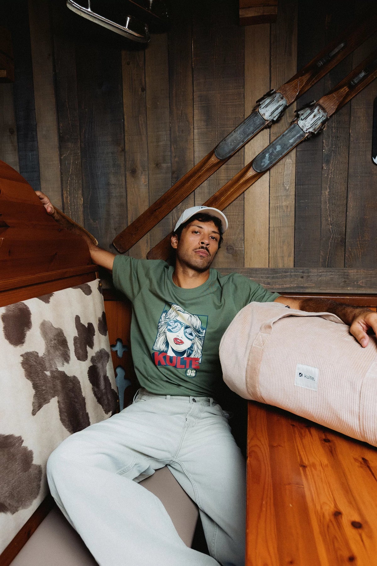 T-shirt Wtf Kaki KULTE, porté avec Sac Bart Velours Beige